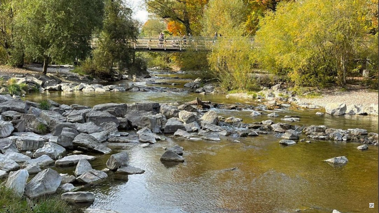 Stromschnellen mit wenig Wasser Stromschnellen mit wenig Wasser